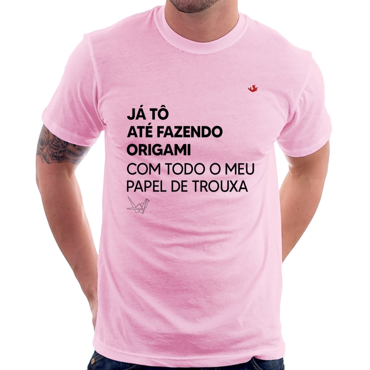Camiseta Já tô até fazendo origami com todo o meu papel de trouxa - Rosa Bebê