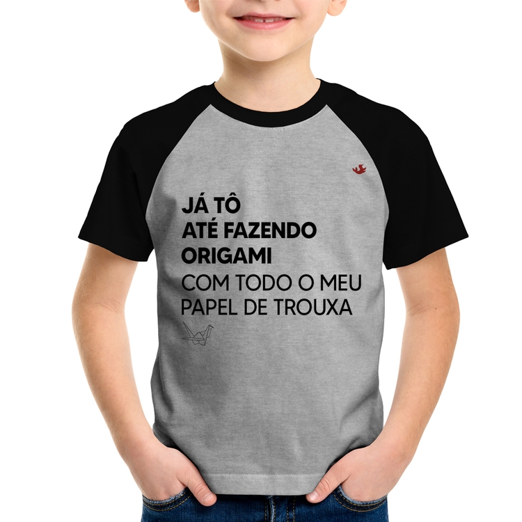 Camiseta Raglan Infantil Já tô até fazendo origami com todo o meu papel de trouxa - Cinza/Preto