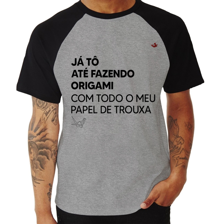 Camiseta Raglan Já tô até fazendo origami com todo o meu papel de trouxa - Cinza/Preto