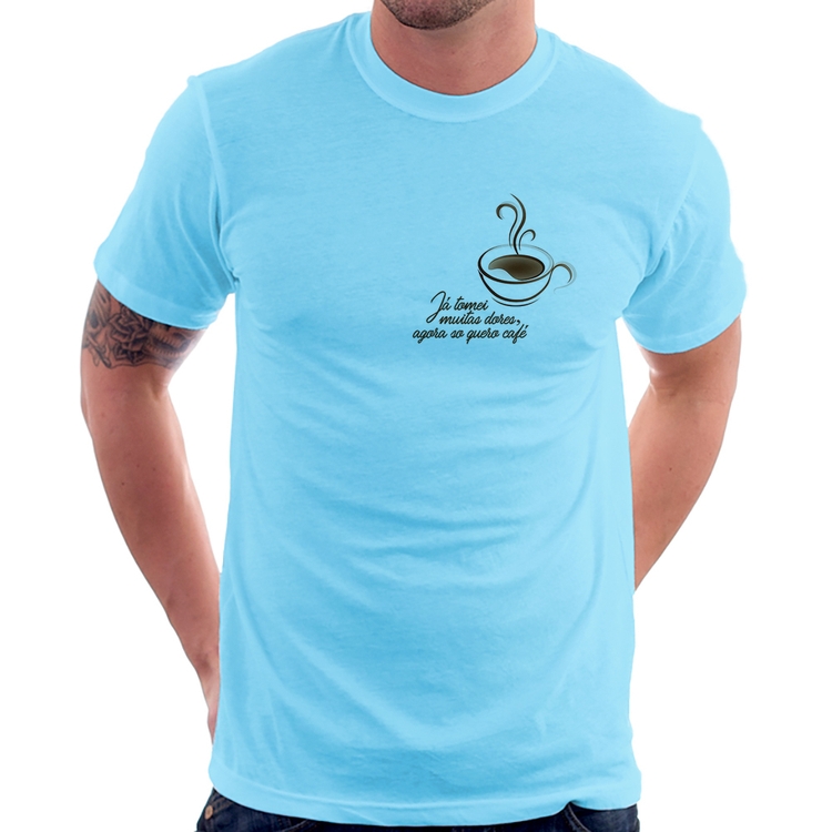 Camiseta Já tomei muitas dores, agora só quero café - Azul Bebê