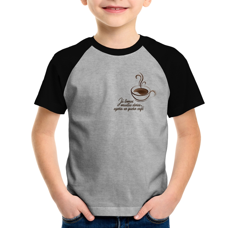 Camiseta Raglan Infantil Já tomei muitas dores, agora só quero café - Cinza/Preto