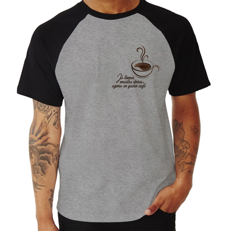 Camiseta Raglan Já tomei muitas dores, agora só quero café - Cinza/Preto