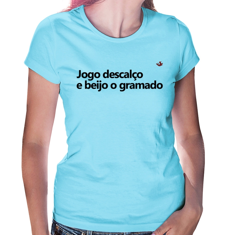 Baby Look Jogo descalço e beijo o gramado - Azul Bebê