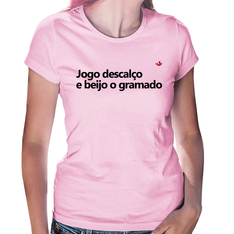 Baby Look Jogo descalço e beijo o gramado - Rosa Bebê