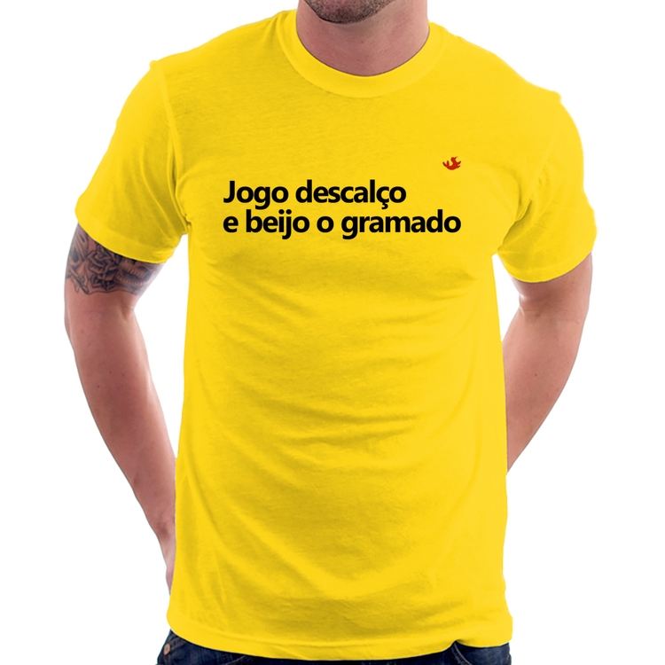Camiseta Jogo descalço e beijo o gramado - Amarela