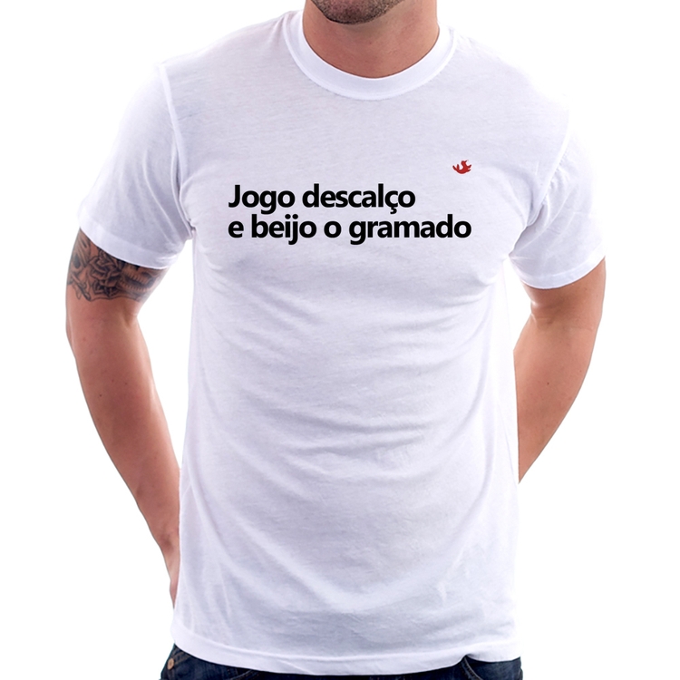 Camiseta Jogo descalço e beijo o gramado
