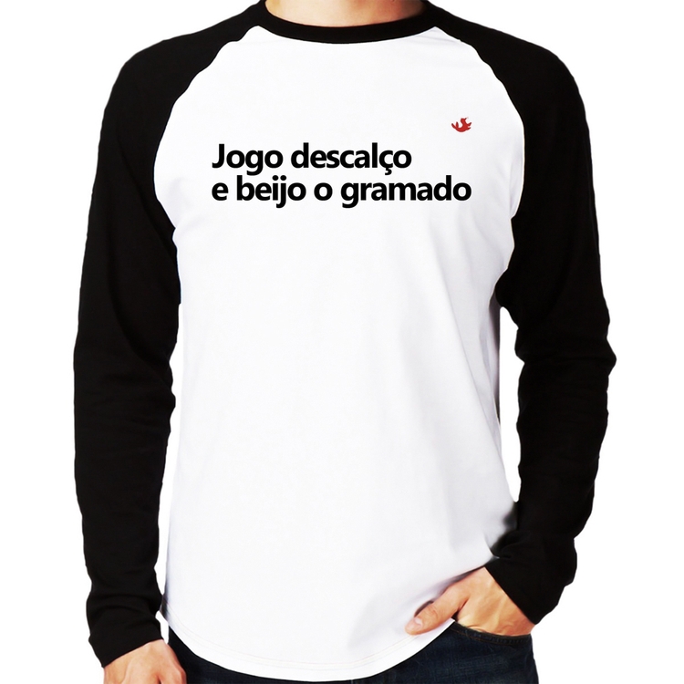 Camiseta Raglan Jogo descalço e beijo o gramado Manga Longa