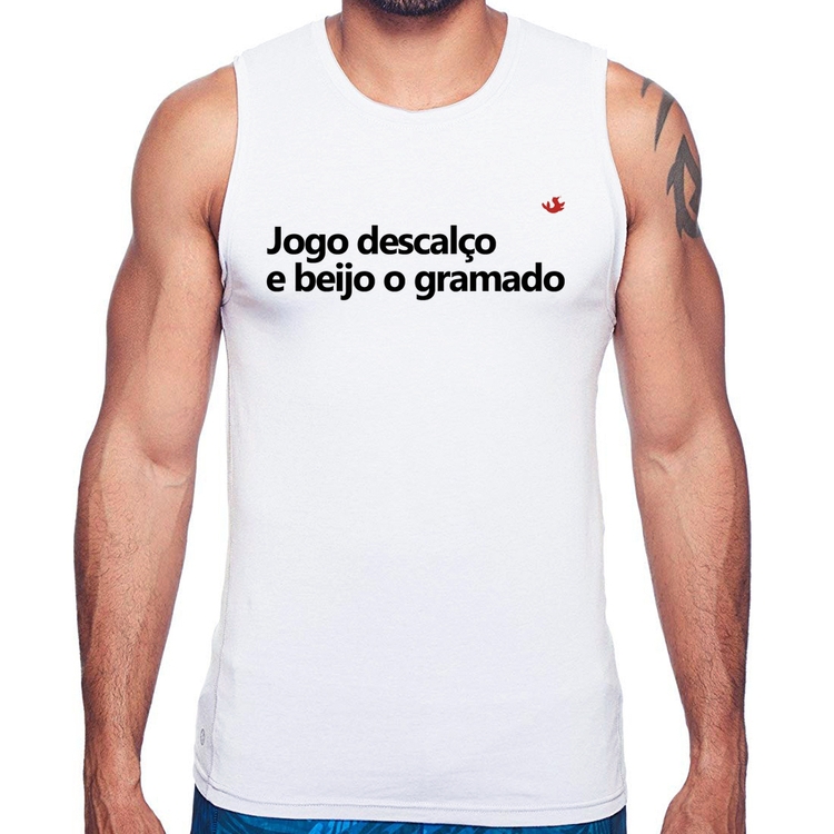 Regata Jogo descalço e beijo o gramado