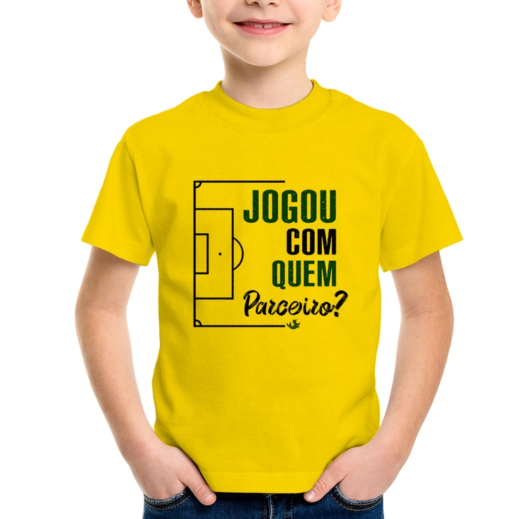 Camiseta Infantil Jogou com quem parceiro? - Amarela