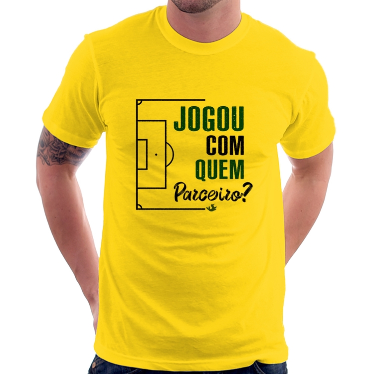 Camiseta Jogou com quem parceiro? - Amarela