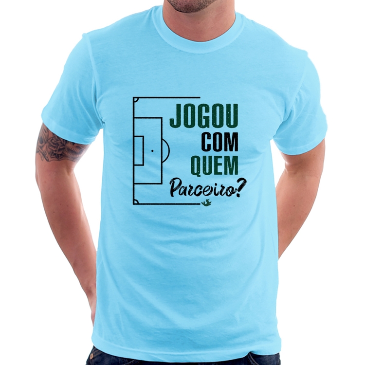 Camiseta Jogou com quem parceiro? - Azul Bebê