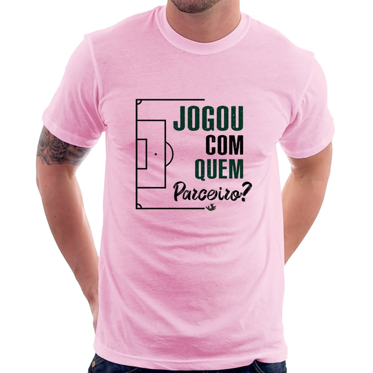 Camiseta Jogou com quem parceiro? - Rosa Bebê
