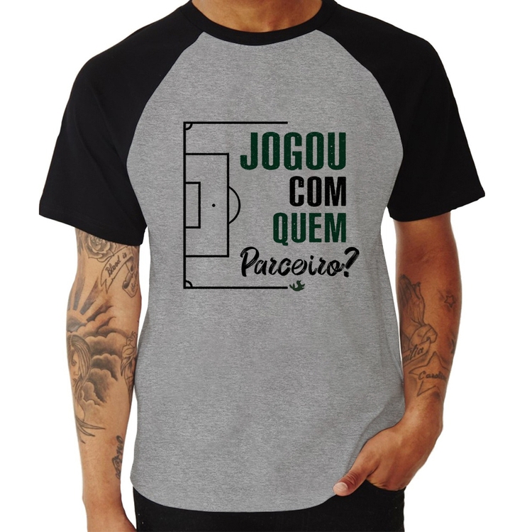 Camiseta Raglan Jogou com quem parceiro? - Cinza/Preto