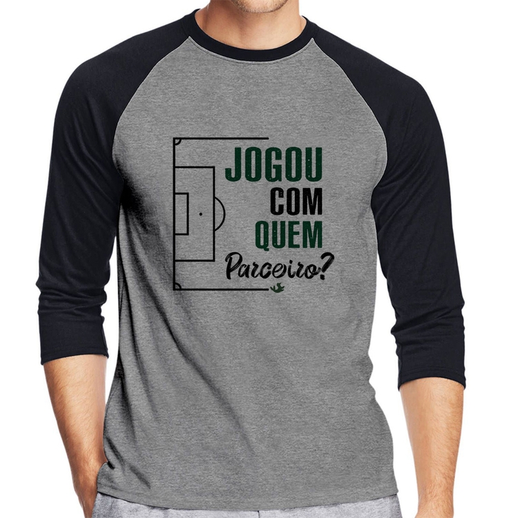 Camiseta Raglan Jogou com quem parceiro? Manga 3/4 - Cinza/Preto