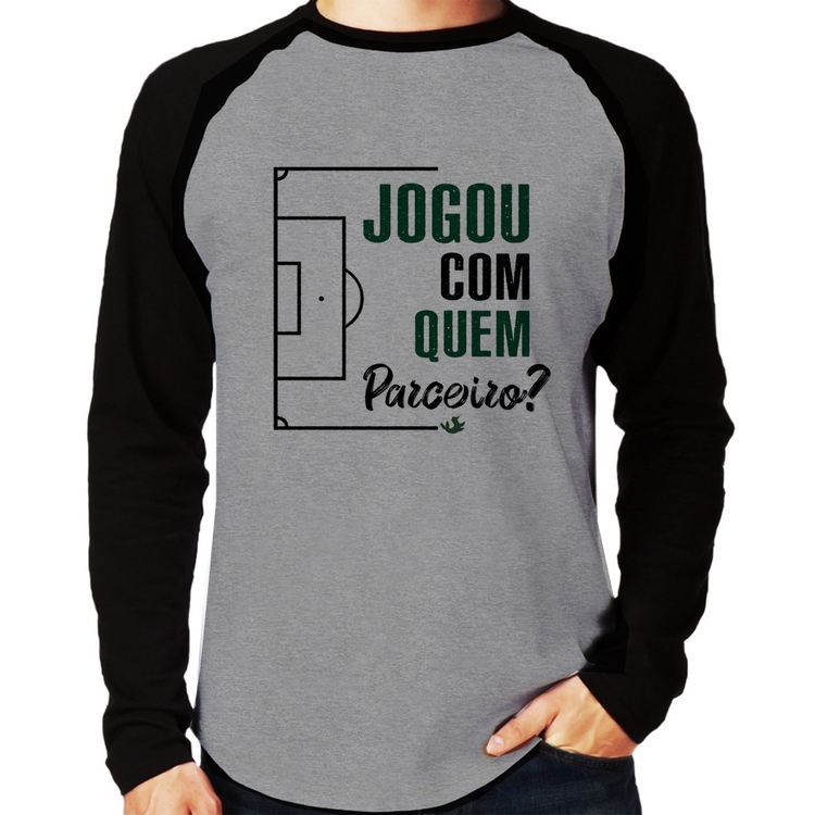 Camiseta Raglan Jogou com quem parceiro? Manga Longa - Cinza/Preto