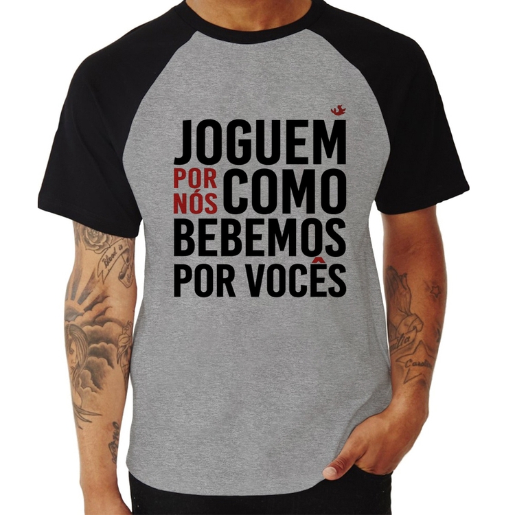 Camiseta Raglan Joguem por nós como bebemos por vocês - Cinza/Preto