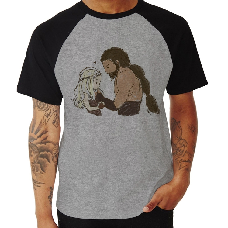 Camiseta Raglan Khal Drogo e Daenerys Targaryen - Cinza/Preto