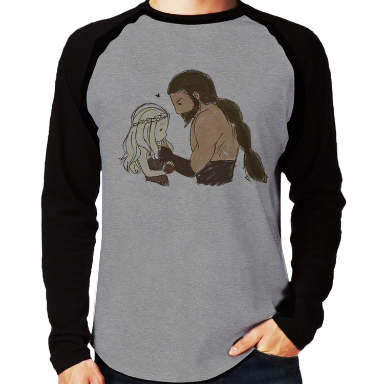 Camiseta Raglan Khal Drogo e Daenerys Targaryen Manga Longa - Cinza/Preto