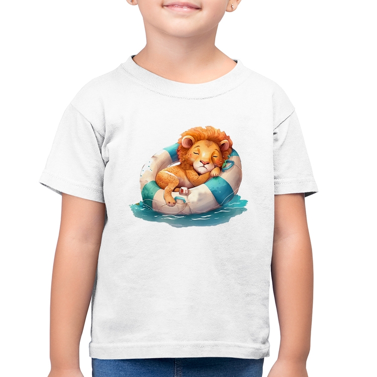 Camiseta Algodão Infantil Leãozinho Relaxando Na Piscina - Branca