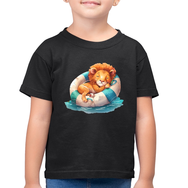 Camiseta Algodão Infantil Leãozinho Relaxando Na Piscina