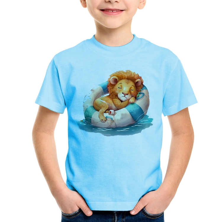 Camiseta Infantil Leãozinho Relaxando Na Piscina - Azul Bebê