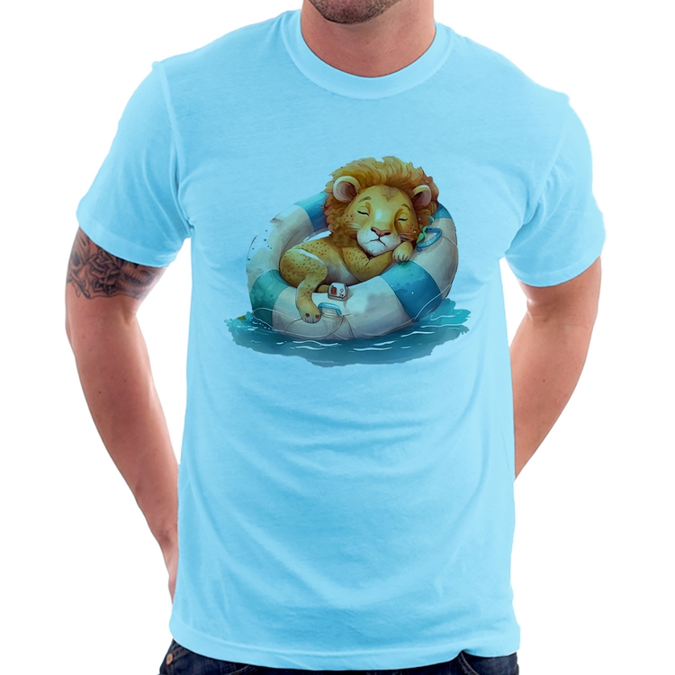 Camiseta Leãozinho Relaxando Na Piscina - Azul Bebê