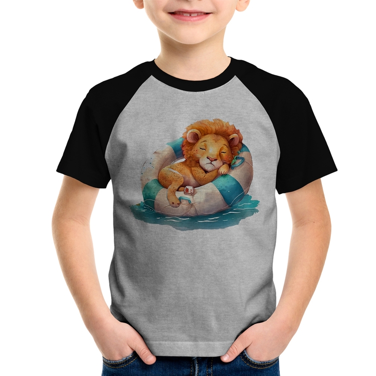 Camiseta Raglan Infantil Leãozinho Relaxando Na Piscina - Cinza/Preto