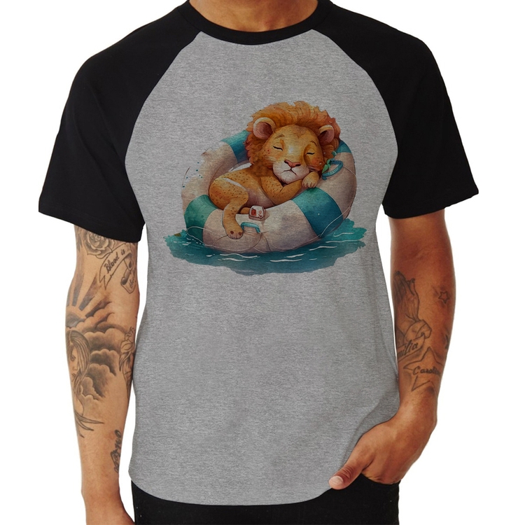Camiseta Raglan Leãozinho Relaxando Na Piscina - Cinza/Preto