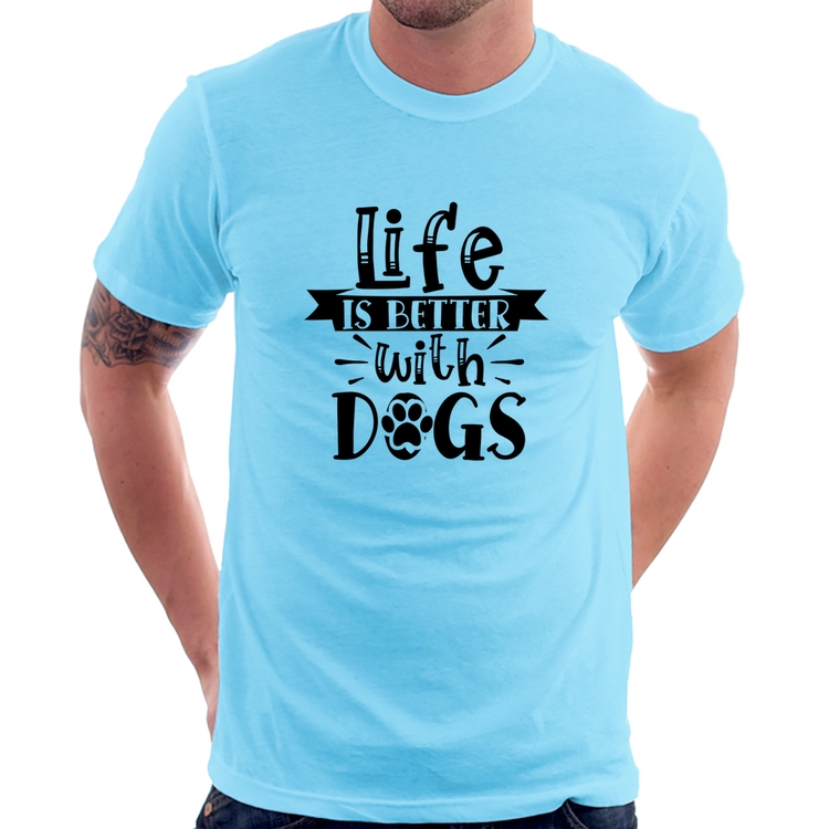 Camiseta Life Is Better With Dogs - Azul Bebê