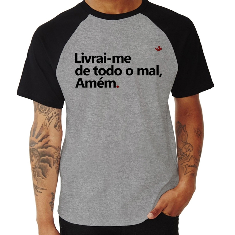 Camiseta Raglan Livrai-me de todo o mal, amém - Cinza/Preto