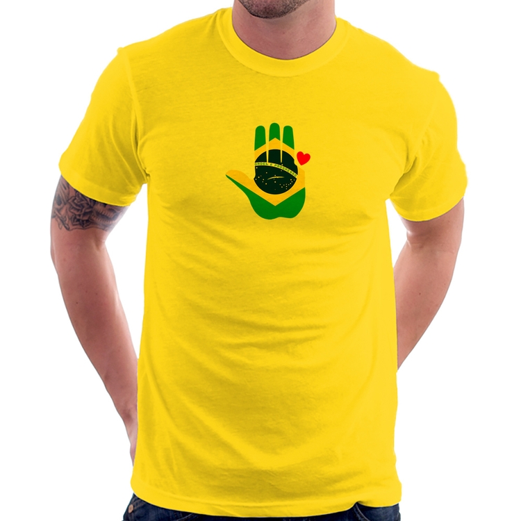 Camiseta Mão Lula Coração Bandeira Brasil 2026 PT 13 - Amarela