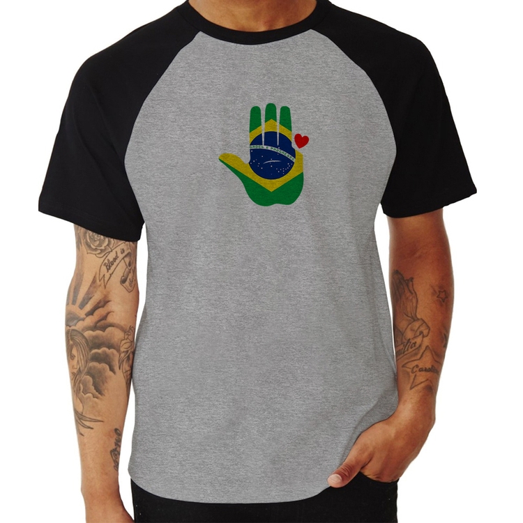 Camiseta Raglan Mão Lula Coração Bandeira Brasil 2026 PT 13 - Cinza/Preto
