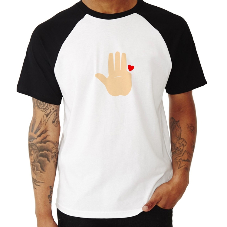 Camiseta Raglan Mão Lula Coração Dedos 2026 PT 13