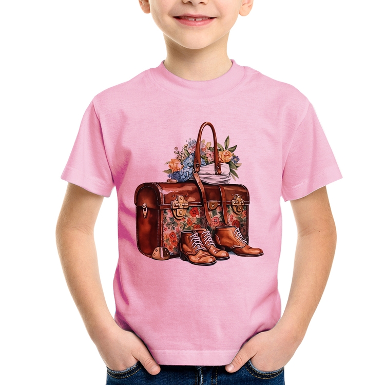Camiseta Infantil Mala e Botas Retrô Flores - Rosa Bebê