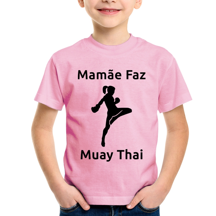 Camiseta Infantil Mamãe Faz Muay Thai - Rosa Bebê