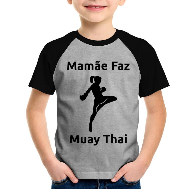 Camiseta Raglan Infantil Mamãe Faz Muay Thai - Cinza/Preto