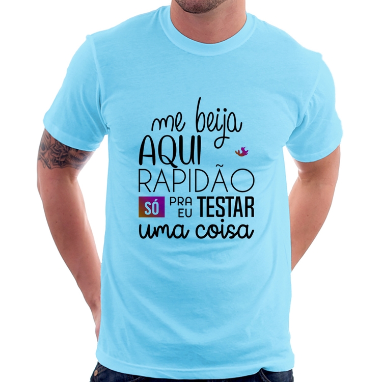 Camiseta Me beija aqui rapidão - Azul Bebê