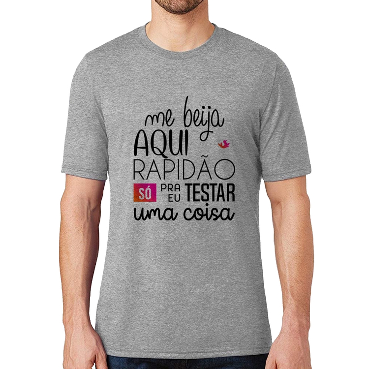 Camiseta Me beija aqui rapidão - Cinza