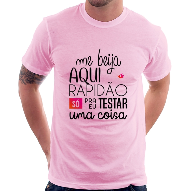 Camiseta Me beija aqui rapidão - Rosa Bebê