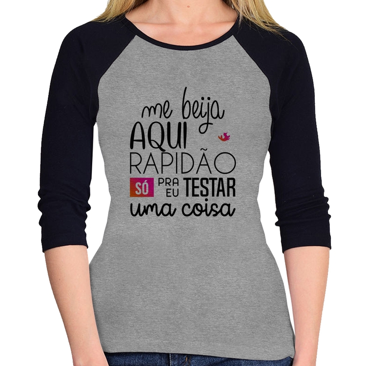 Baby Look Raglan Me beija aqui rapidão Manga 3/4 - Cinza/Preto