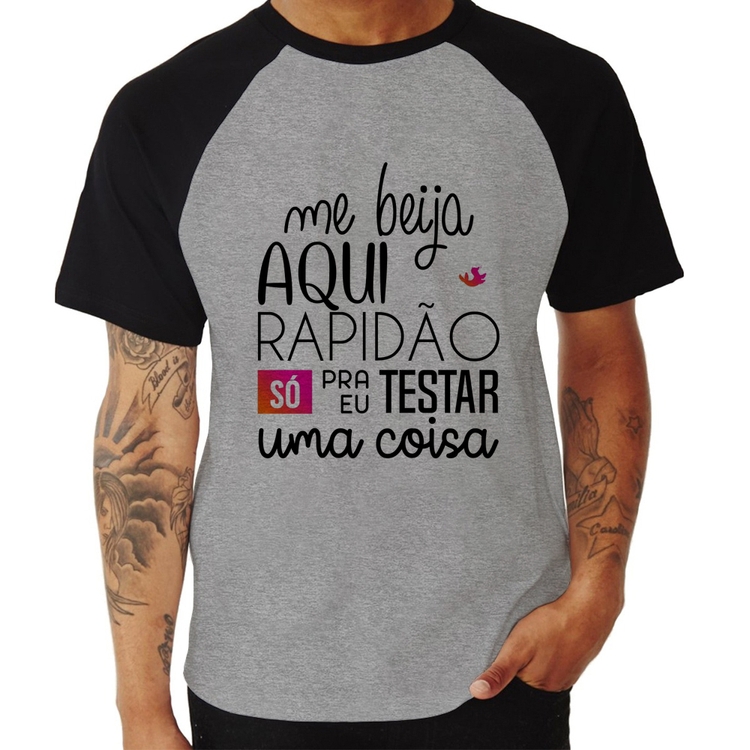 Camiseta Raglan Me beija aqui rapidão - Cinza/Preto