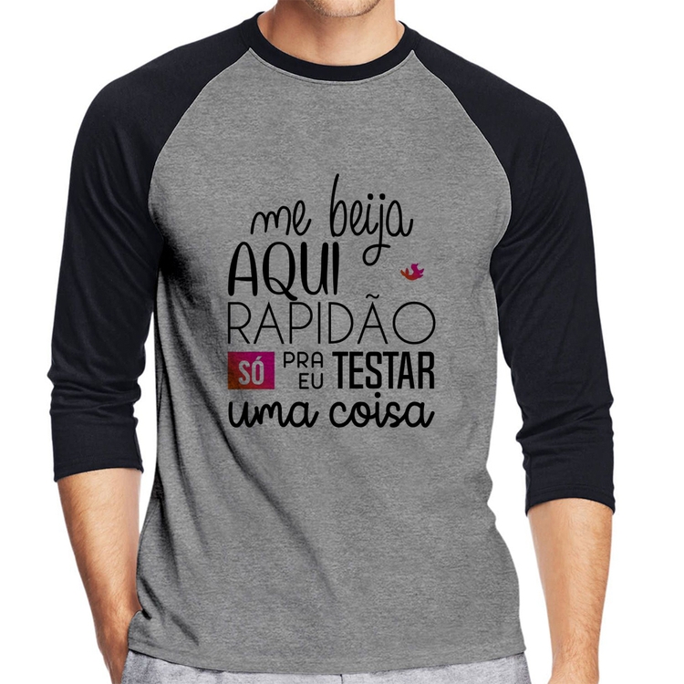 Camiseta Raglan Me beija aqui rapidão Manga 3/4 - Cinza/Preto