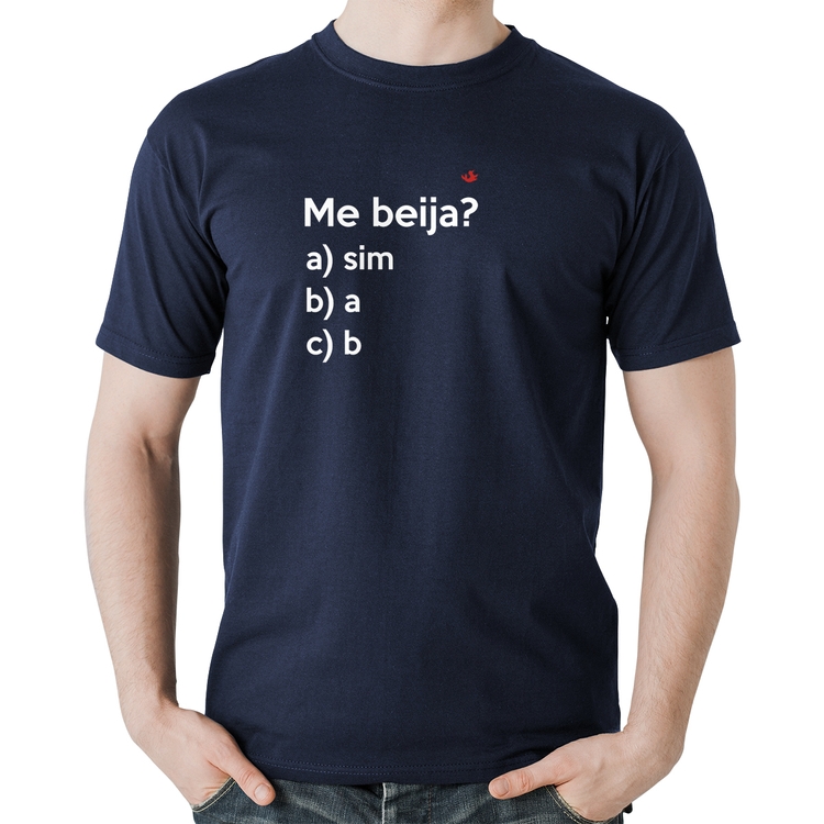 Camiseta Algodão Me beija? - Marinho
