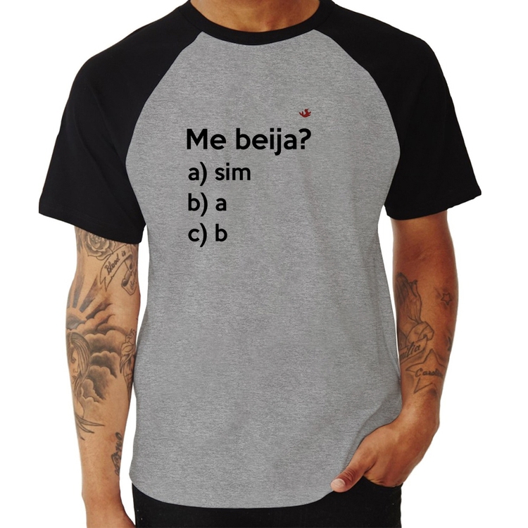 Camiseta Raglan Me beija? - Cinza/Preto