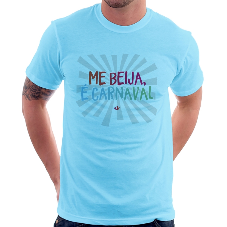 Camiseta Me beija, é carnaval - Azul Bebê