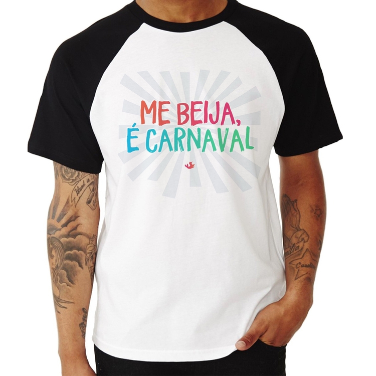 Camiseta Raglan Me beija, é carnaval