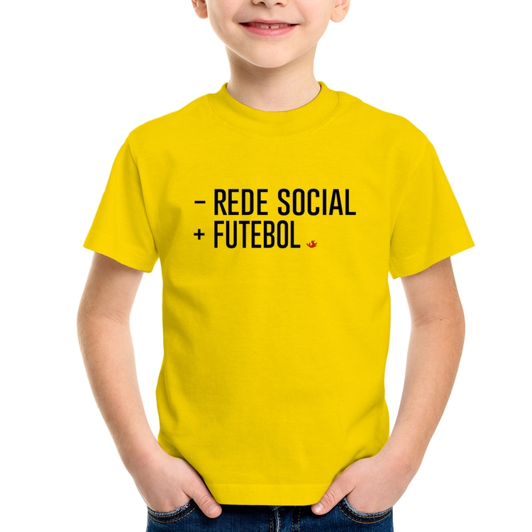 Camiseta Infantil Menos Rede Social, Mais Futebol - Amarela