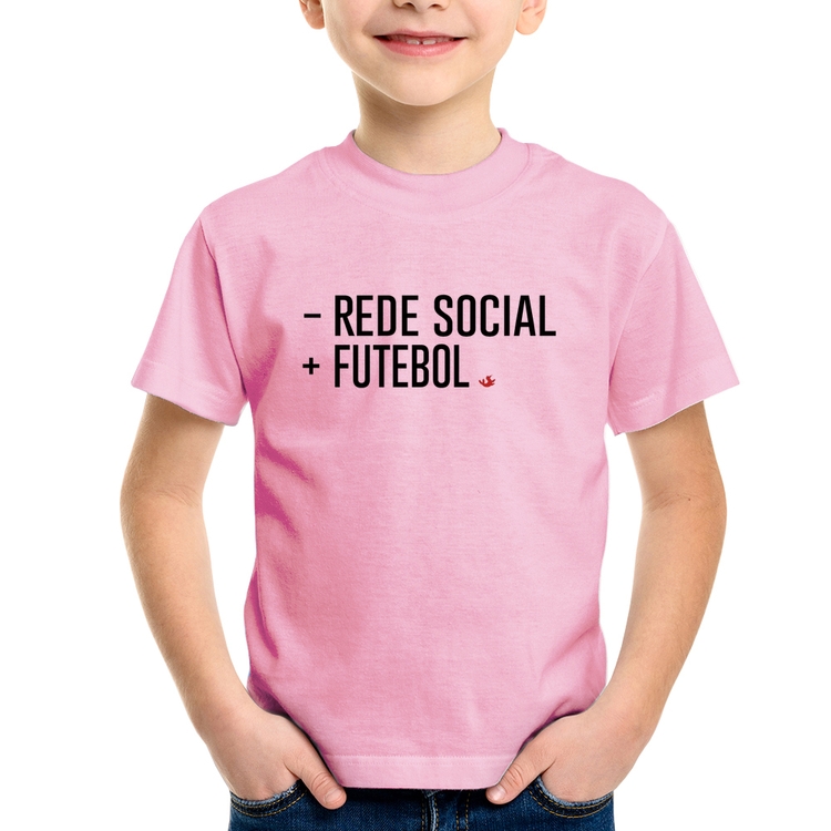 Camiseta Infantil Menos Rede Social, Mais Futebol - Rosa Bebê