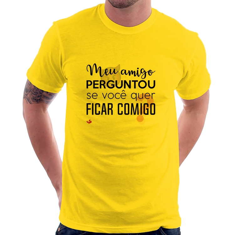 Camiseta Meu amigo perguntou se você quer ficar comigo - Amarela