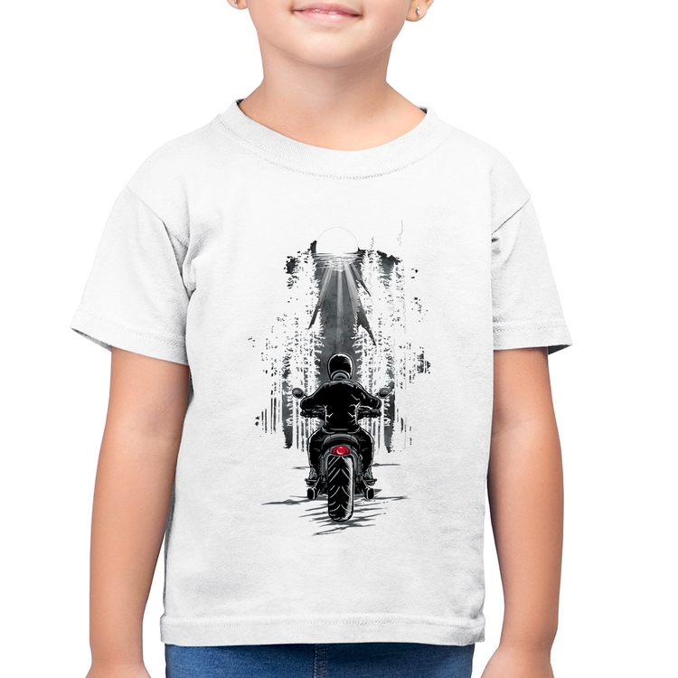 Camiseta Algodão Infantil Motociclista na floresta - Branca
